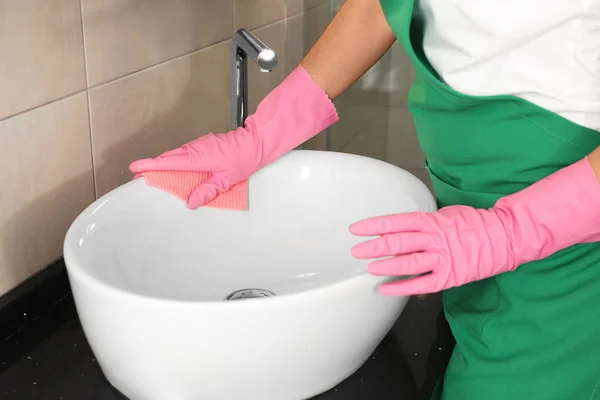 Mulher Luvas Proteção Limpeza Pia Banheiro Com Pano Close — Fotografia de Stock
