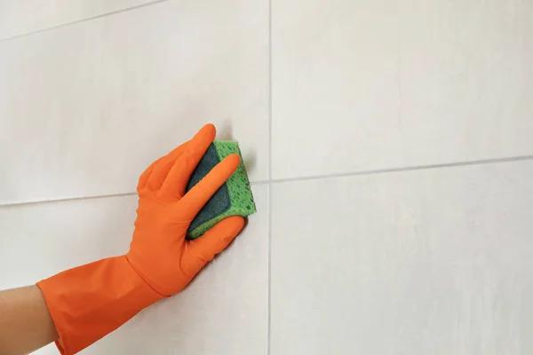 Vrouw Beschermende Handschoen Schoonmaken Van Badkamer Muur Met Spons Close — Stockfoto