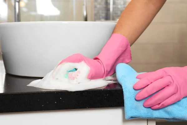 Mulher Luvas Proteção Limpeza Bancada Banheiro Com Esponja Close — Fotografia de Stock