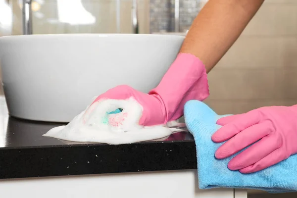 Mujer Guantes Protección Limpieza Encimera Del Baño Con Esponja Primer — Foto de Stock