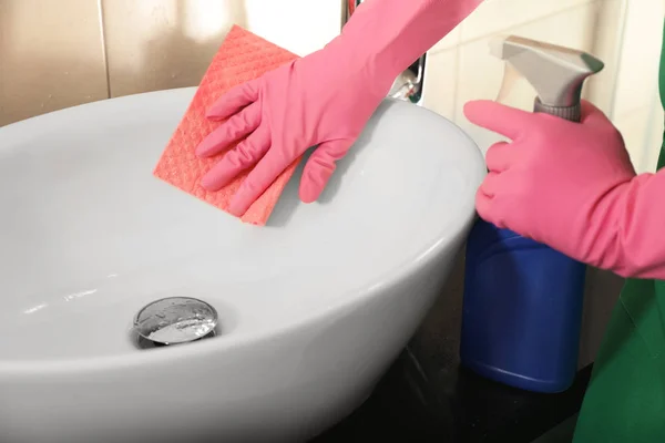 Kadın Koruyucu Eldiven Banyo Lavabo Bez Closeup Ile Temizleme — Stok fotoğraf