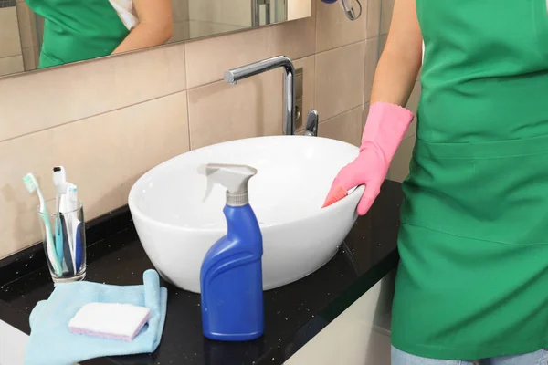 Woman Cleaning Sink Rag Bathroom — Stock Photo, Image
