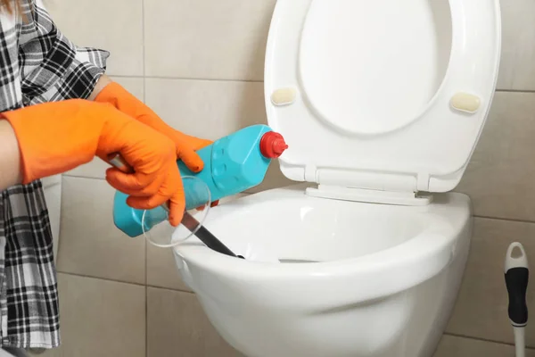 Frau Schutzhandschuhen Reinigen Toilettenschüssel Mit Bürste Badezimmer Nahaufnahme — Stockfoto