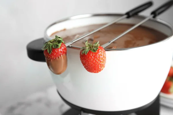 Pot Avec Fondue Chocolat Fraises Mûres Sur Table Gros Plan — Photo