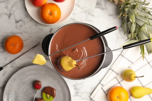 Flache Liegekomposition Mit Schokoladenfondue Topf Und Früchten Auf Marmorhintergrund — Stockfoto