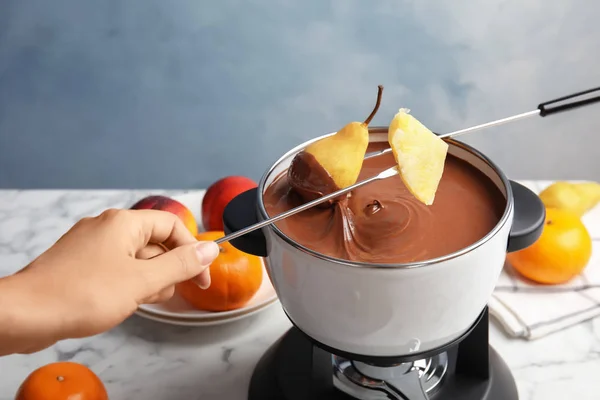 Freunde Tauchen Früchte Topf Mit Schokoladenfondue Auf Tisch Nahaufnahme — Stockfoto