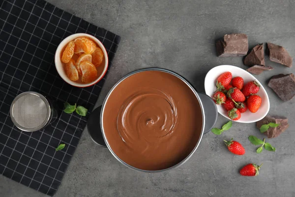 Flache Liegekomposition Mit Schokoladenfondue Topf Und Früchten Auf Grauem Hintergrund — Stockfoto