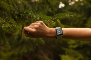 Ormanda akıllı izle müzik uygulaması kullanan kadın