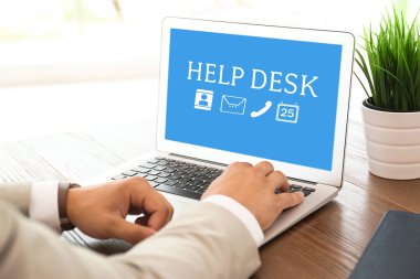 Masada office çevrimiçi teknik destek iletişim için dizüstü bilgisayar kullanan adam