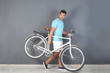 Son moda saç renk arka plan üzerinde poz ile genç adam