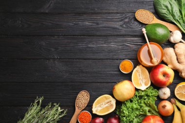 Doğal ürünler ve ahşap arka plan üzerinde metin için yer düz yatıyordu kompozisyonu. Astım için Ana Telafiler