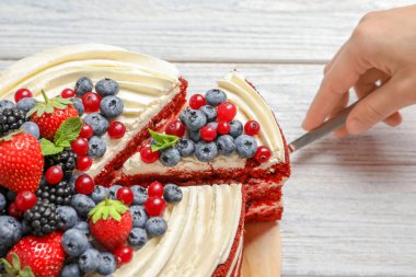 Kadın alarak pastasından lezzetli ev yapımı kırmızı kadife tablo, portre