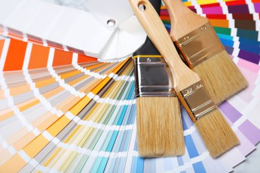 Fırçalar ve boya renk paleti örnekleri closeup görünümü