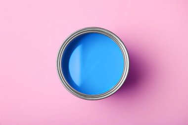 Pembe arka plan, üstten görünüm üzerinde mavi boya ile olabilir