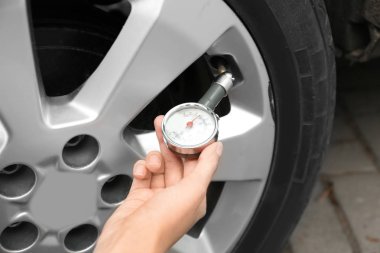 Hava ile kadın kontrol araba lastik basınç göstergesi, portre