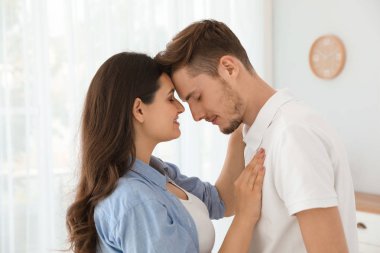 Genç güzel çift evde. Romantik ilişki