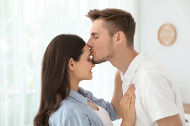 Genç güzel çift evde. Romantik ilişki