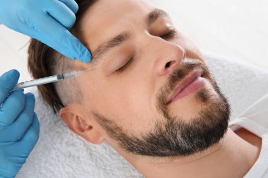 Adam yüz enjeksiyon klinikte alıyorum. Kozmetik cerrahi kavramı