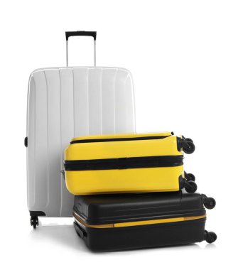 Beyaz arka planda seyahat etmek için modern bavullar