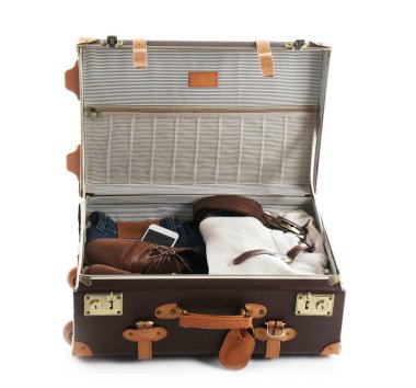 Beyaz arka plan üzerinde sıcak giysiler ve smartphone ile bavul Paketli