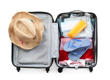 Yaz giysileri ile bavul beyaz zemin üzerine, üstten görünüm Paketli