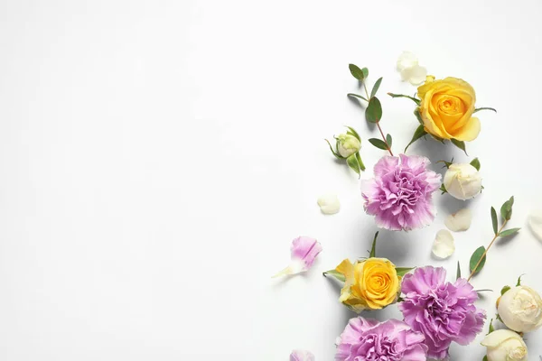 Plat Lag Samenstelling Met Prachtige Bloeiende Bloemen Witte Achtergrond — Stockfoto