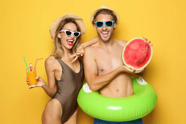 Happy Young Couple Beachwear Inflatable Ring Cocktail Color Background — Stock Photo, Image