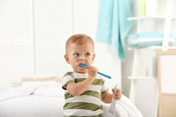 Söt Liten Pojke Med Tandborste Suddig Bakgrund — Stockfoto