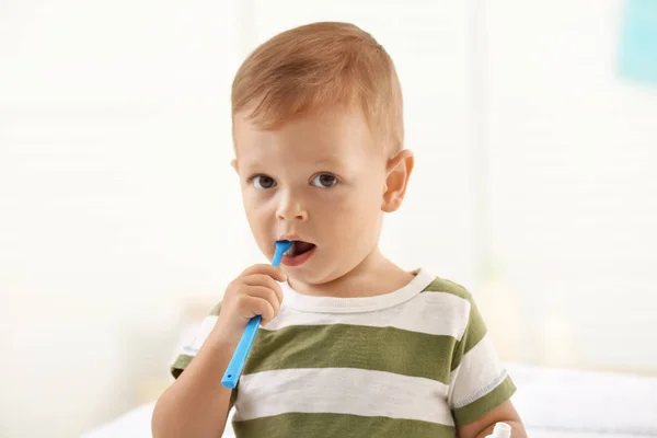 Söt Liten Pojke Med Tandborste Suddig Bakgrund — Stockfoto