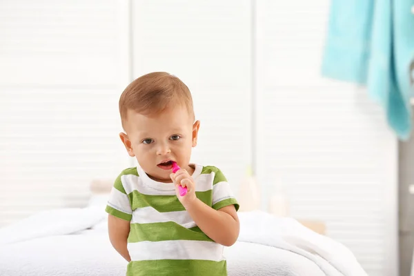 Söt Liten Pojke Med Tandborste Suddig Bakgrund — Stockfoto