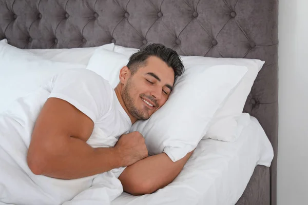 Νεαρός Άνδρας Στον Ύπνο Στο Κρεβάτι Μαλακά Μαξιλάρια Στο Σπίτι — Φωτογραφία Αρχείου