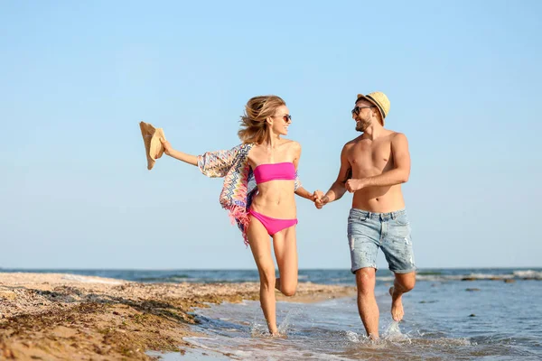 Pareja Joven Pasando Tiempo Juntos Playa — Foto de Stock