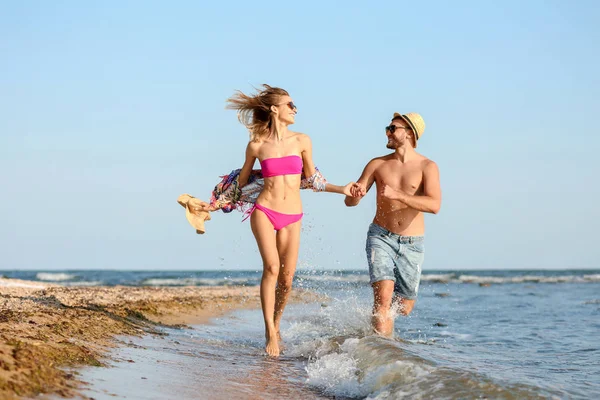 Pareja Joven Pasando Tiempo Juntos Playa —  Fotos de Stock