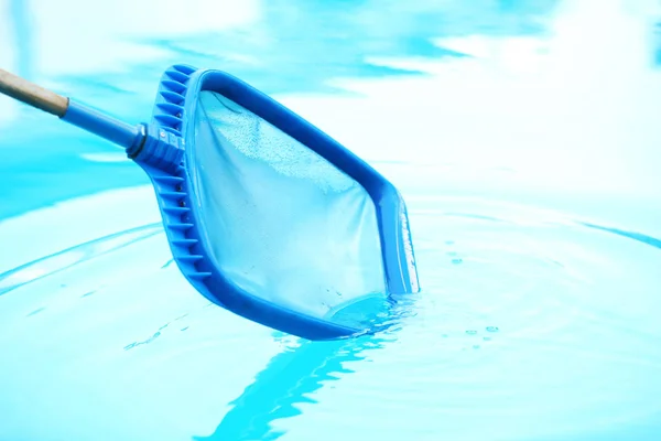 Pulizia Piscina Esterna Con Rete Scoop Primo Piano — Foto Stock