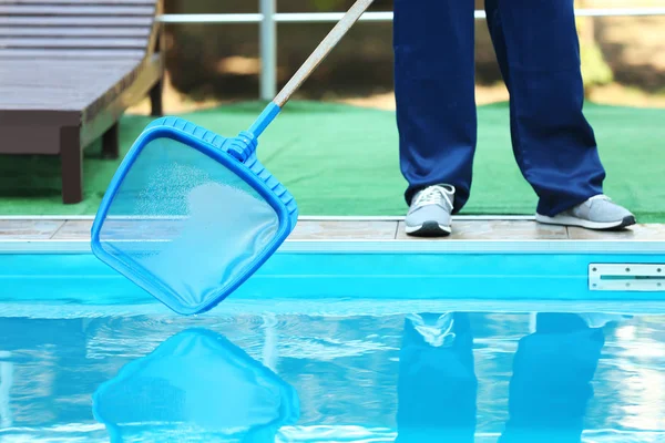 Hombre Trabajador Limpieza Piscina Aire Libre Con Red Cuchara —  Fotos de Stock