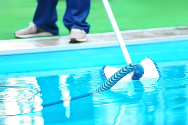 Male Worker Cleaning Outdoor Pool Underwater Vacuum — Stock Photo, Image