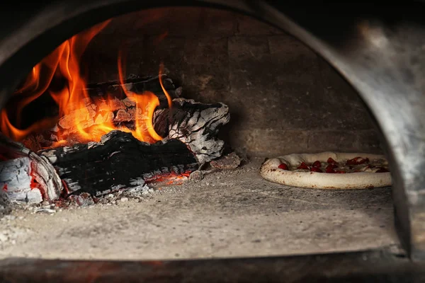 Ugn Med Brinnande Ved Och Välsmakande Pizza Restaurangkök — Stockfoto
