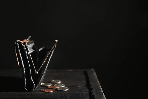 Monedero Monedas Sobre Mesa Sobre Fondo Oscuro Con Espacio Para — Foto de Stock