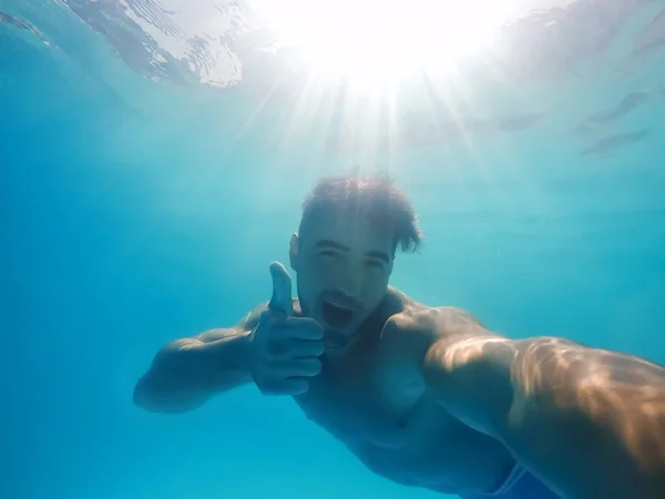 Pemuda Tampan Berenang Kolam Renang Pandangan Bawah Air — Stok Foto