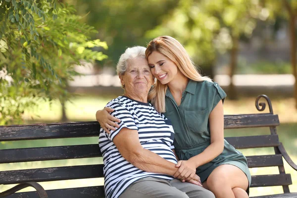 Mujer Con Madre Anciana Banco Parque —  Fotos de Stock