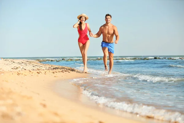 Счастливая Молодая Пара Веселится Пляже Солнечный День — стоковое фото