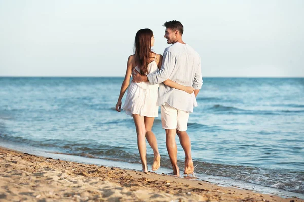 Feliz Jovem Casal Caminhando Juntos Praia — Fotografia de Stock