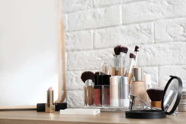 Organizer Met Cosmetische Producten Voor Make Tafel Buurt Van Bakstenen — Stockfoto