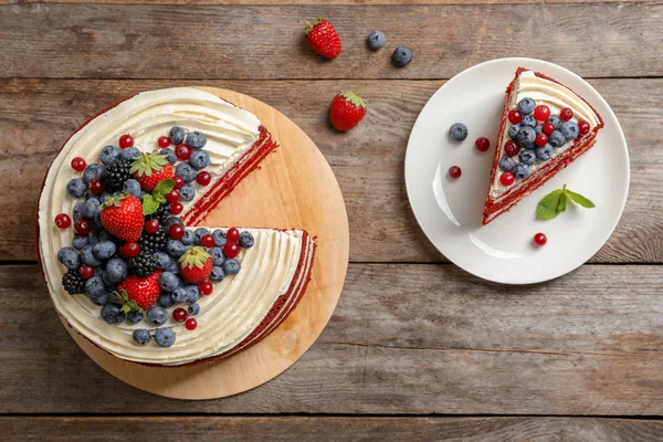 Delicious Homemade Red Velvet Cake Fresh Berries Wooden Table Top — Stock Photo, Image