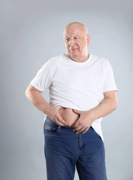 Hombre Gordo Mayor Sobre Fondo Gris Pérdida Peso —  Fotos de Stock