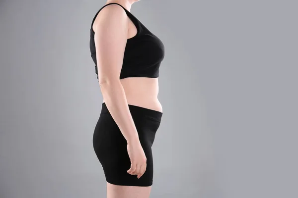 Übergewichtige Frau Vor Gewichtsverlust Auf Farbigem Hintergrund — Stockfoto