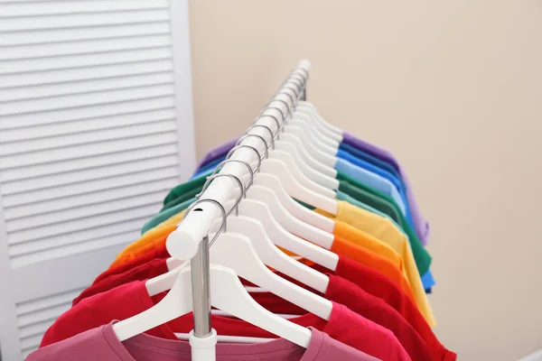 Stojan Světlé Oblečení Pokoji Barvy Duhy — Stock fotografie