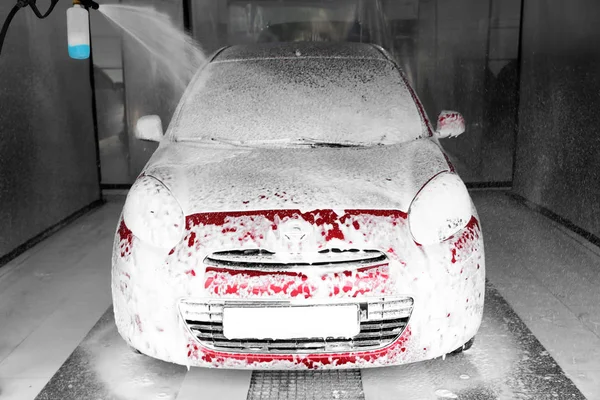 泡沫红色汽车在洗车 清洁服务 — 图库照片