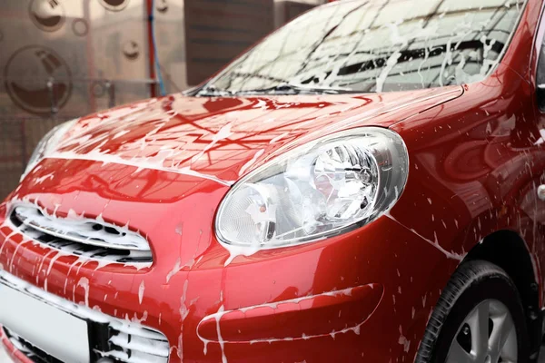 Kırmızı Otomobil Araba Yıkamacıda Köpükle Temizleme Servisi — Stok fotoğraf