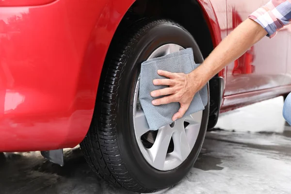 Hombre Limpiando Rueda Automóvil Con Plumero Primer Plano Servicio Lavado —  Fotos de Stock